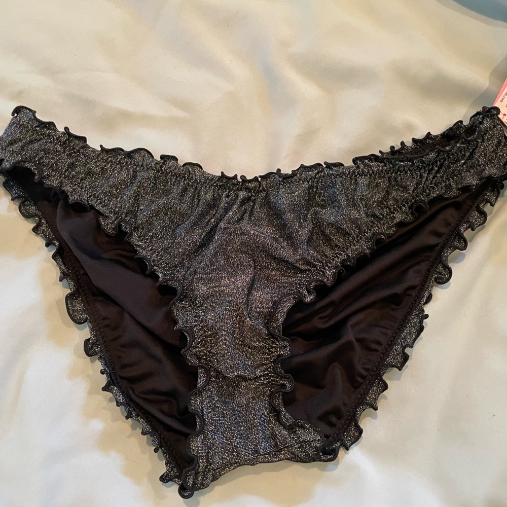 VICTORIA'S SECRET. Medium
Capri Ruffle Cheeky Bikini Bottom